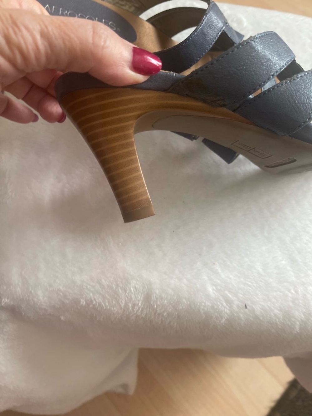 Aerosoles heels with navy leather straps - Picture 4 of 5